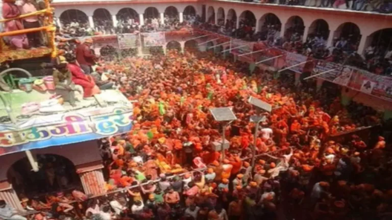 Dauji Maharaj Temple: मथुरा में कोड़ेमार होली का भव्य आयोजन, दाऊजी मंदिर में उमड़ेगा सैलाब